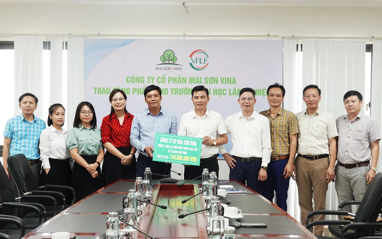 Công ty cổ phần Mai Sơn Vina trao tặng phẩm cho Trường Đại học Lâm nghiệp